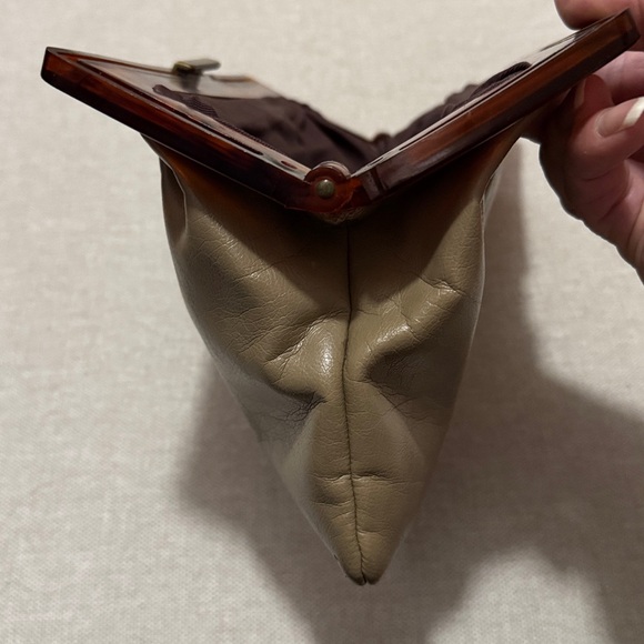 Gorgeous Vintage Clutch-Faux Leather-Lucite Trim in Brown-Gold Tone Metal Close - Picture 10 of 16